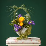 Aranjament-de-4-flori-cu-iriși-mov-și-ranunculus-galben-1-149x149