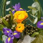 Aranjament-de-4-flori-cu-iriși-mov-și-ranunculus-galben-2-149x149