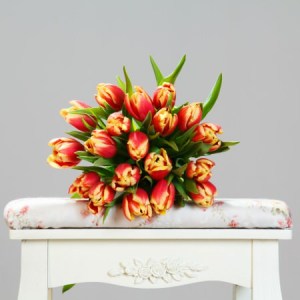 Buchet-19-lalele-rosu-cu-galben-1-450x450