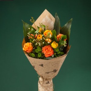 Buchet-de-11-flori-cu-ranunculus-galben-și-trandafiri-portocalii-1-450x450