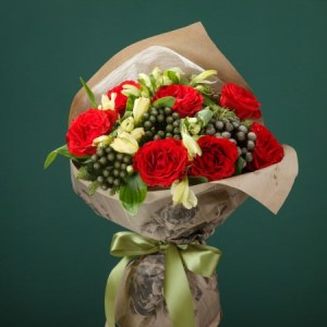 Buchet-de-13-flori-cu-trandafiri-roșii-și-alstroemeria-galbenă-1-450x450